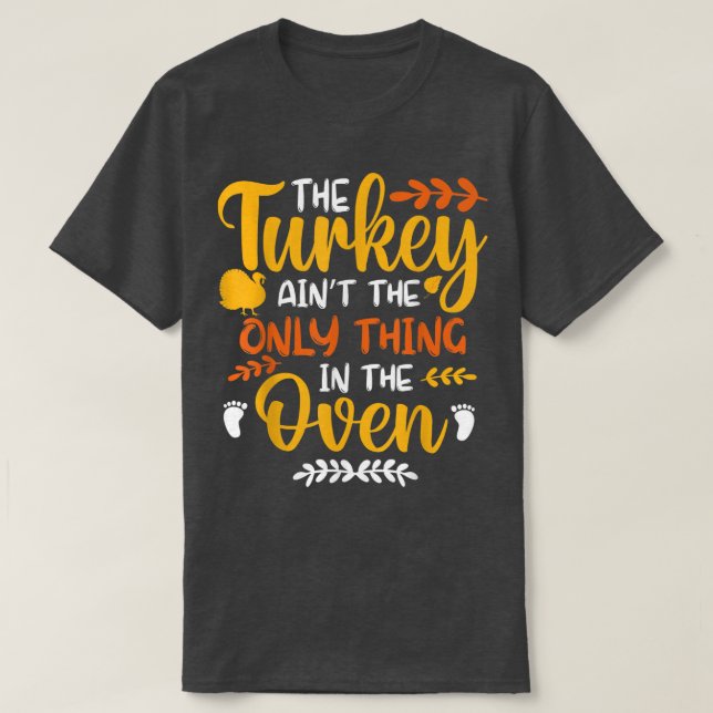 The Turkey Ain't the Only Thing in the Oven Pregna T Shirt (Design framsida)