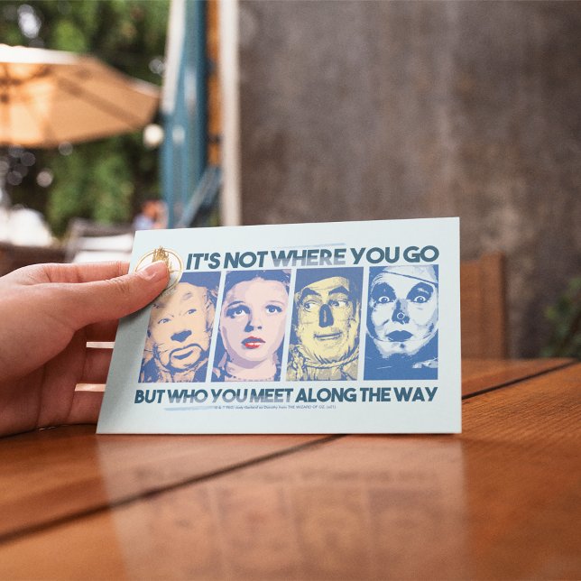 The Wizard Of Oz™ | Vem Du Möter På Vägen Vykort (Person holding postcard)