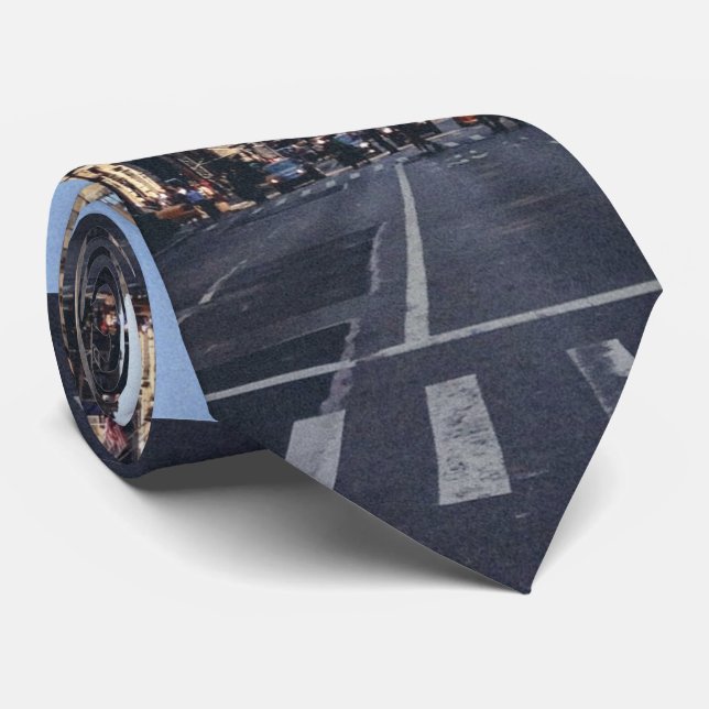Themed stad, gångareanvändaövergångsställe på slips (Rullad)