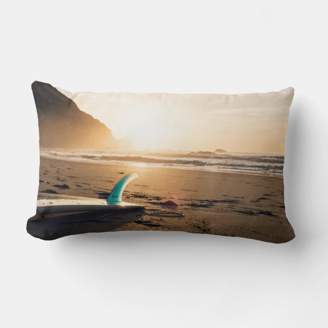 Themed surfa, surfingbräda lägger på den sandiga lumbarkudde (Framsida)