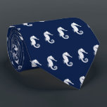 Themed vit för nautisk Seahorse på marinen Slips<br><div class="desc">Ett unikt slipsval som presenterar för vitvintage för marin | ett mönster för illustration för seahorse.</div>