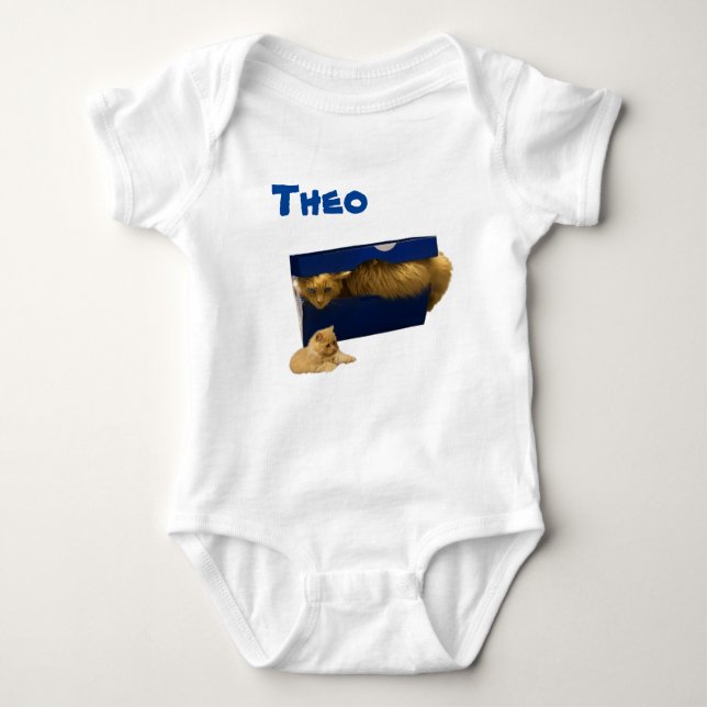 Theo Namn Med Katt I En Låda, Baby Body T Shirt (Framsida)
