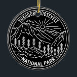 Theodore Roosevelt nationalpark Monoline Julgransprydnad Keramik<br><div class="desc">Konstruktion av vektorbilder i Theodore Roosevelt. Parken är en amerikansk nationalpark som består av tre geografiskt åtskilda områden av badland i westerna North Dakota.</div>