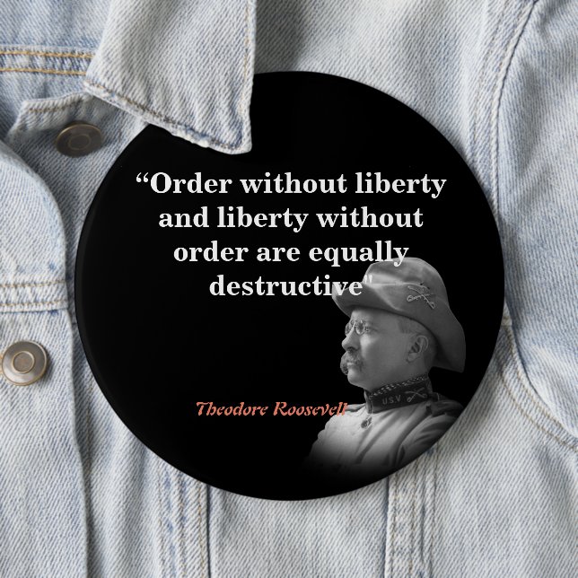 Theodore Roosevelt Quote om ordningen och Liberty Knapp (In Situ)