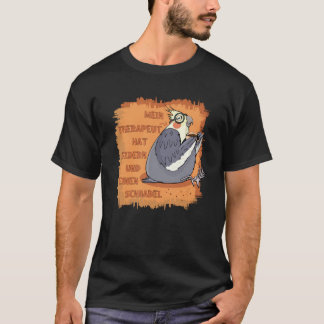 Therapeut mit Federn & Schnabel. Nymphensittich T Shirt