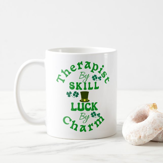 Therapist by Skill, Tur by Charm St Patricks Rolig Kaffemugg (Med munk)