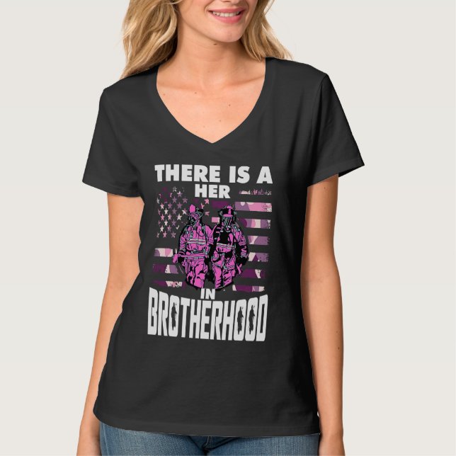 There Is A Her In Brotherhood  Female Firefighter T Shirt (Framsida)