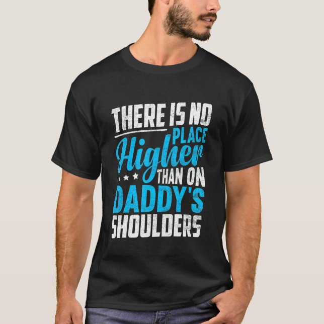 There Is No Place Higher Than On Daddy's Shoulders T Shirt (Framsida)