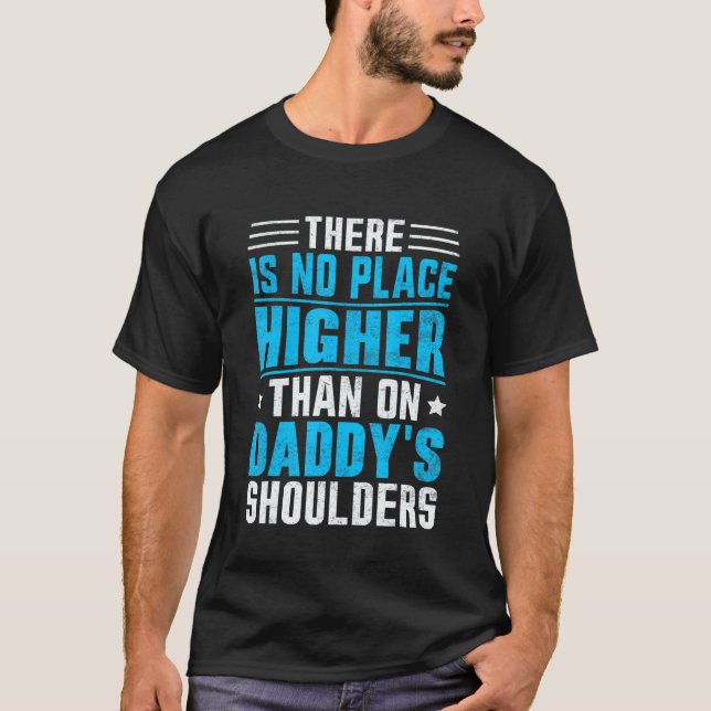 There Is No Place Higher Than On Daddy's Shoulders T Shirt (Framsida)