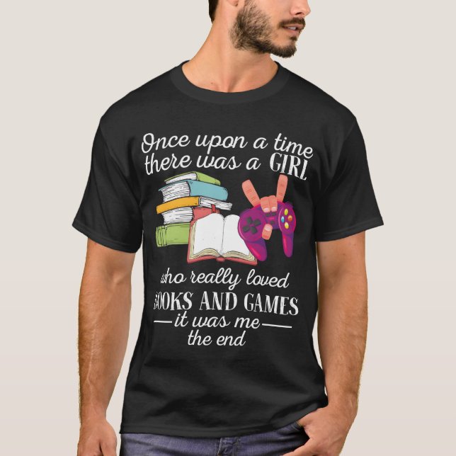 There Was A Girl Who Really Loved Books And Games  T Shirt (Framsida)