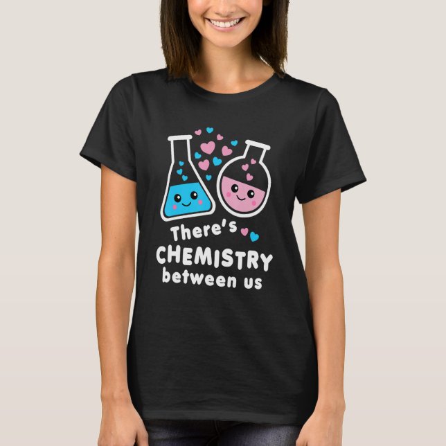 There's Chemistry Between Us Funny Science Valenti T Shirt (Framsida)