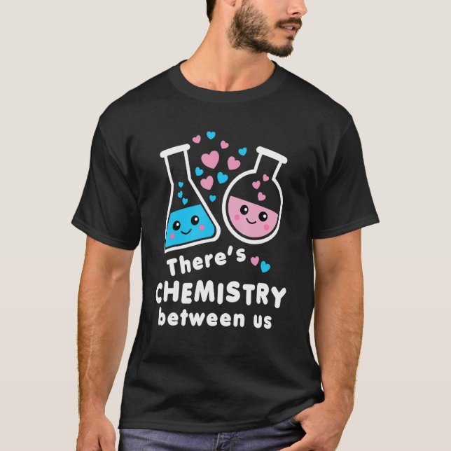 There's Chemistry Between Us Funny Science Valenti T Shirt (Framsida)