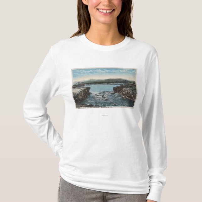 Thermopolis WY - beskåda av överbryggar över den Tee Shirt (Framsida)