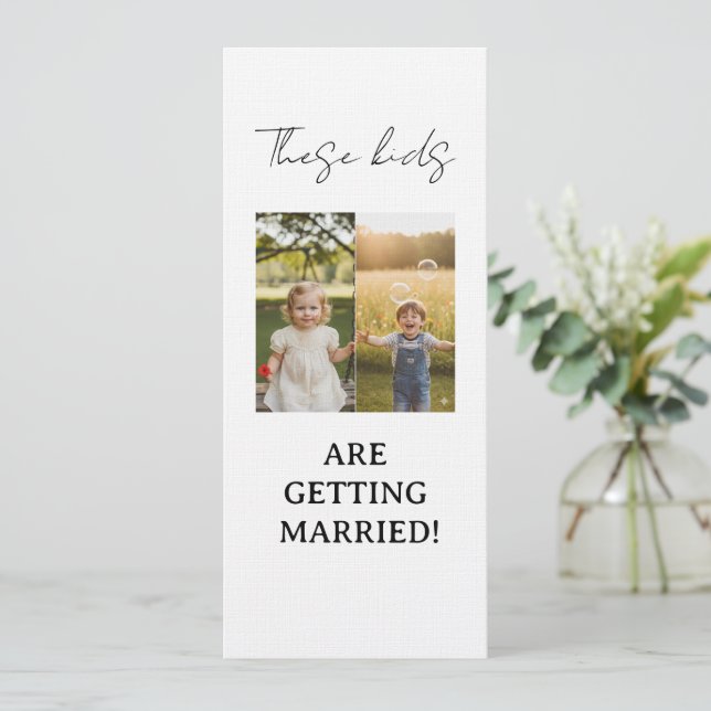 These Kids Are Getting Married Sign These Kids Are Inbjudningar (Stående Fram)