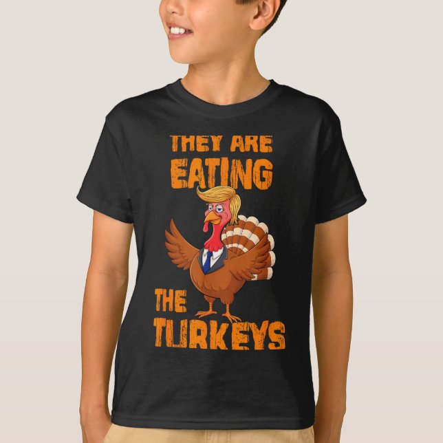 They Are Eating The Turkeys Tee Uni-adults Humor E (Framsida)