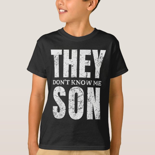 They Dont Know Me Son Bodybuilder Workout Gym Moti T Shirt (Framsida)
