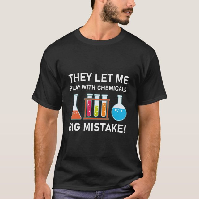 They let me play with chemicals big mistake! t shirt (Framsida)