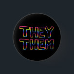 THEY/THEM Pronouns Colorful Rainbow Handletterin Knapp<br><div class="desc">Anpassa med den här coolan. Gör en underbar gåva! Du kan anpassa den och även lägga till text. Kolla i min butik efter mycket mer färg och mönster och uttal - och hitta den här designen även på skjortor och klistermärken! Säg till om du vill ha nåt anpassningsbar också.</div>