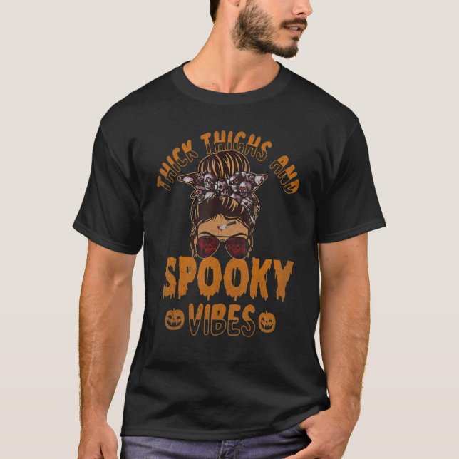 Thick Thighs And Spooky Vibes Messy Bun Skull Witc T Shirt (Framsida)