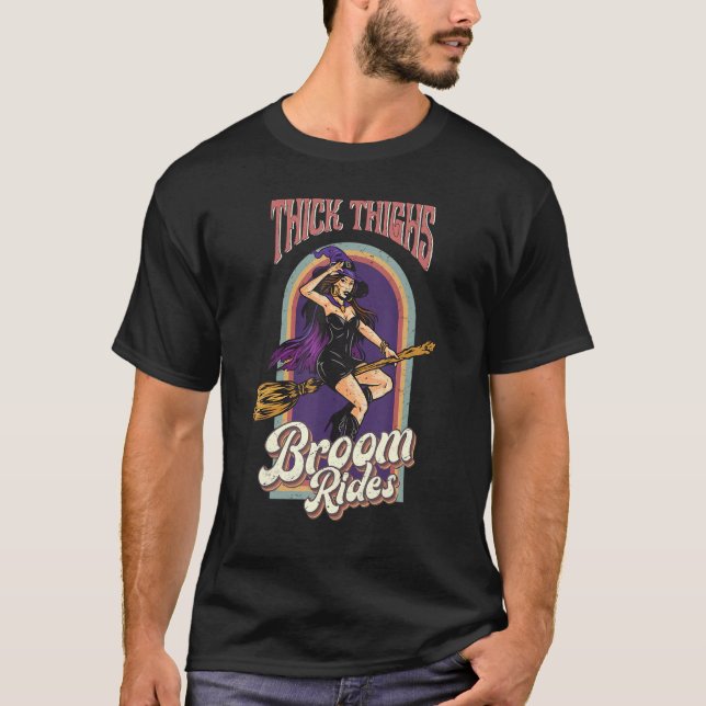 Thick Thighs Broom Rides Witch Halloween fest Co T Shirt (Framsida)