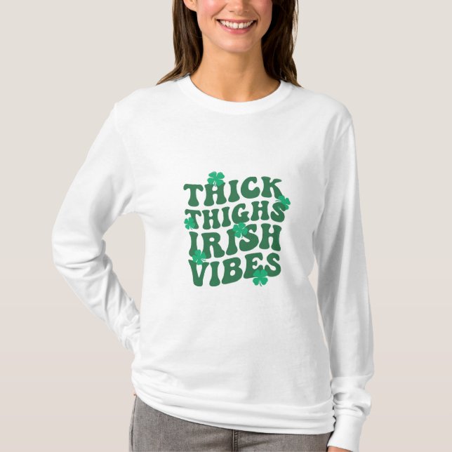 Thick Thighs Irish Vibes T Shirt (Framsida)