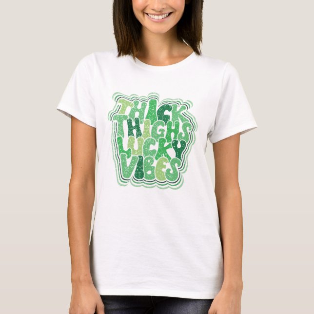 Thick Thighs Lucky Vibes | Lustigt St. Patrick's D T Shirt (Framsida)