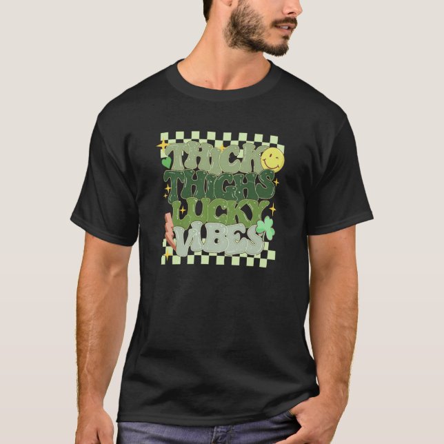 Thick Thighs Lucky Vibes Retro Groovy Women St Pat T Shirt (Framsida)