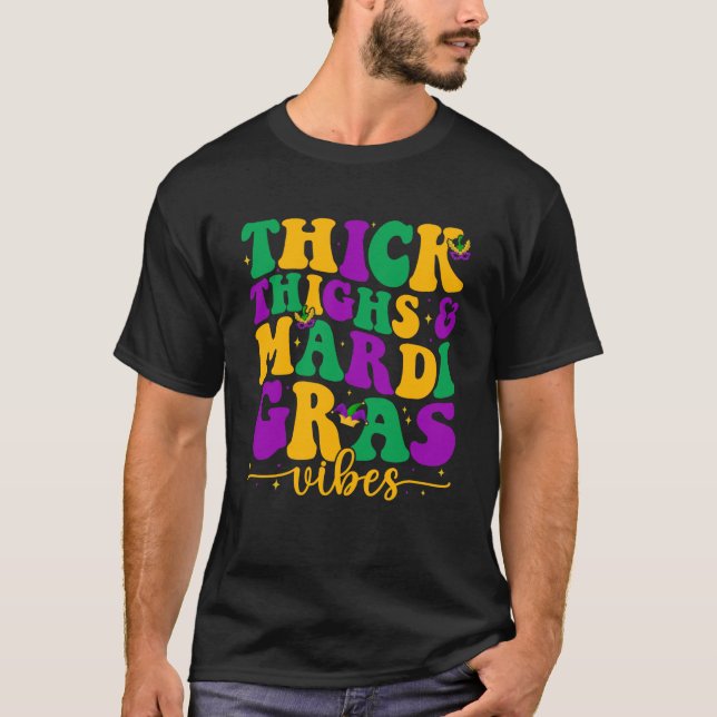 Thick Thighs & Mardi Gras Vibes Funny Mardi Gras T Shirt (Framsida)