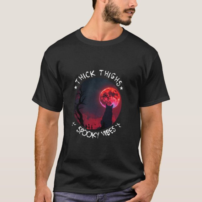 Thick Thighs Spooky Vibes Funny Halloween Red Måne T Shirt (Framsida)