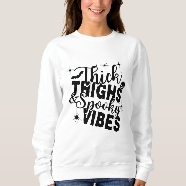 THICK THIGHS SPOOKY VIBES HALLOWEEN T-Shirt (Framsida)