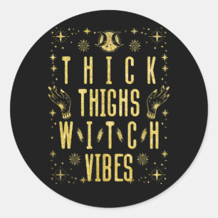 Thick Thighs Witch Vibes authy Witchy Hallowee Runt Klistermärke