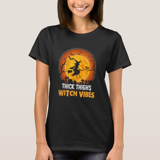 Thick Thighs Witch Vibes Halloween Stil T Shirt (Framsida)