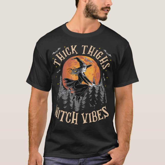 Thick Thighs Witch Vibes Spooky Halloween Costume T Shirt (Framsida)