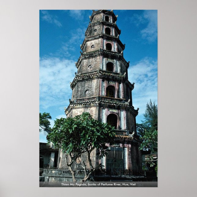 Thien Mu Pagoda, banker of Parfym River, Hue, Viet Poster (Framsidan)