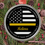 Thin Guld Line Personlig Flagga 911 Dispatcher Julgransprydnad Metall<br><div class="desc">Golden Glue som håller ihop allt. Personlig Thin Guld Line Ornament för 911 avsändare och polisens avsändare. Anpassa den här avsändarornamenten till namn och år. Den här säljarpresenten för personlig är perfekt för att få en uppskattning av polisavsändaren, 911-tack till avsändaren och pension-presenter eller party favors. Beställ dessa christmas-prydnadsföremål i...</div>