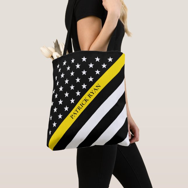 Thin Gult Line Dispatcher American Flagga Monogram Tygkasse (Närbild)