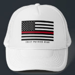 Thin Red Line Firefighter American Flagga Monogram Keps<br><div class="desc">Den här hatten har en svart-vit brandgator med tunn röd linje amerikansk flagga design med stars och stripes på svart bakgrund och namn för att du ska kunna anpassa dig..</div>