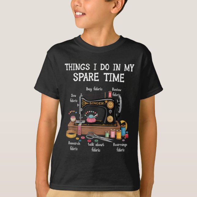 Things I Do In My Spare Time Sewing Machine Quilti T Shirt (Framsida)