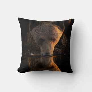 Thirsty Brown Bear vid bäck Dekorativ kudde
