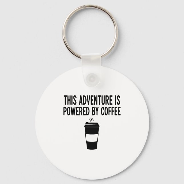 This Adventure Is Wered By Coffee  Nyckelring (Framsida)