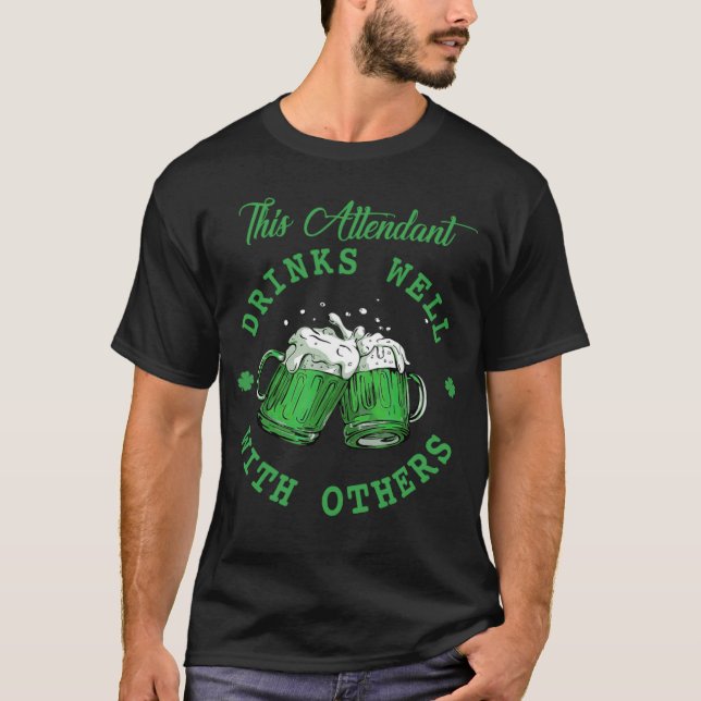 This Attendant Drinks Well With Others St Patrick' T Shirt (Framsida)