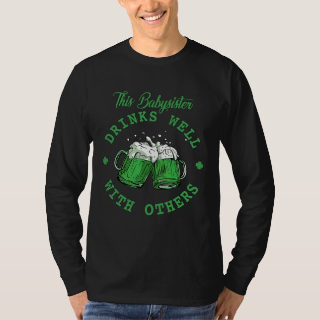 This Babysister Drinks Well With Others St Patrick T Shirt (Framsida)