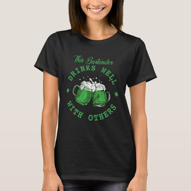 This Bartender Drinks Well With Others St Patrick' T Shirt (Framsida)