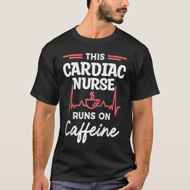 This Cardiac Nurse Runs On Caffeine Cardiologist C T Shirt (Framsida)