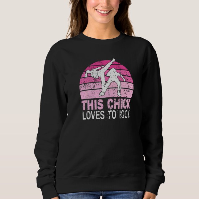 This Chick loves to kick girl  retro ginga capoeir T Shirt (Framsida)