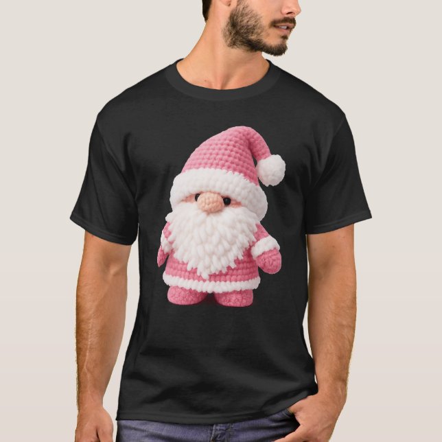This cute crochet gnome T-shirt is a 2026 best-sel (Framsida)