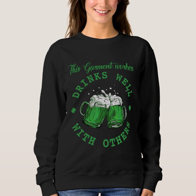 This Garment worker Drinks Well With Others St Pat T Shirt (Framsida)