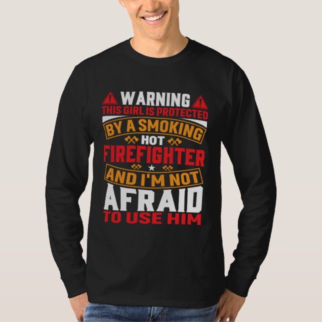 This Girl Is Protected By A Hot Firefighter Girlfr T Shirt (Framsida)