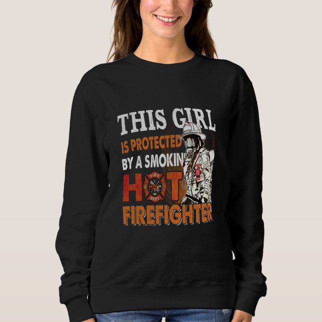 This Girl Is Protected By A Smokin' Hot Firefighte T Shirt (Framsida)