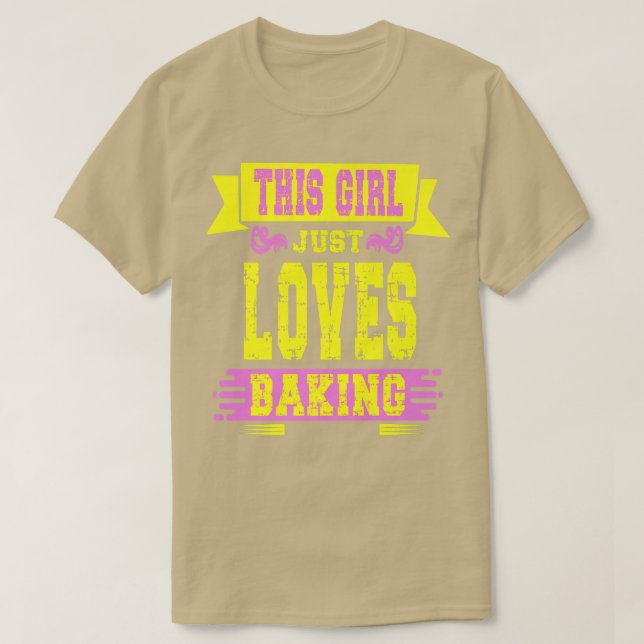 This girl just loves Baking  T Shirt (Design framsida)